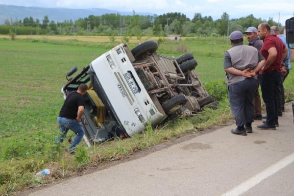 tarim-iscilerini-tasiyan-midibus-devrildi-001.jpg