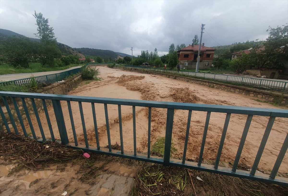 konyanin-3-ilcesini-sel-vurdu-hayvanlar-da-telef-oldu-001.jpg