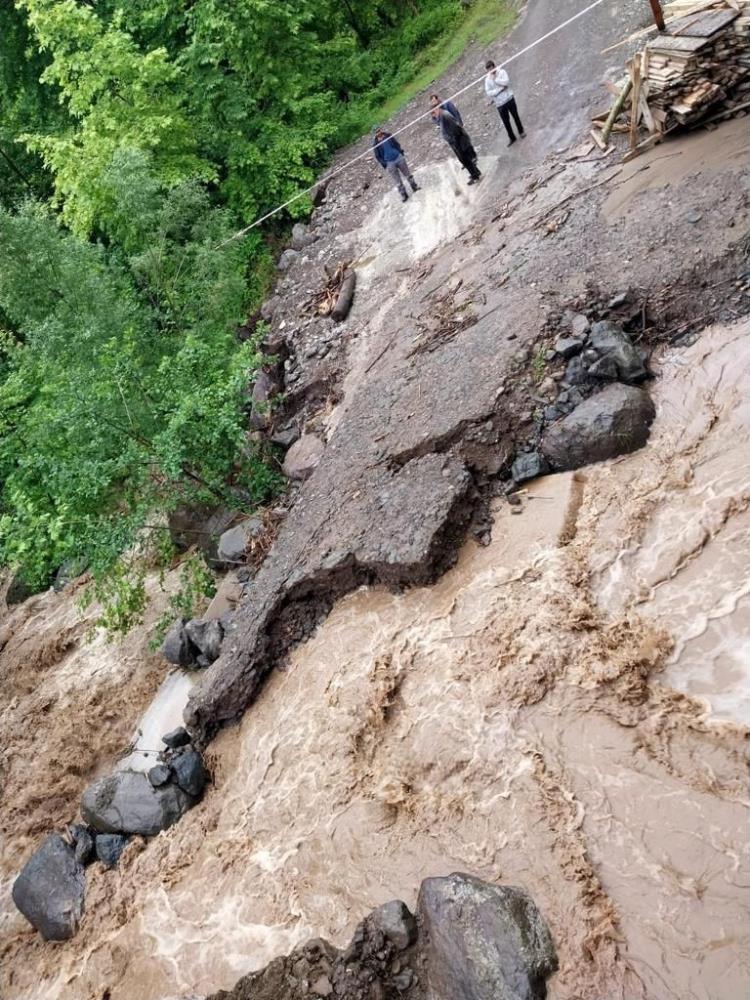 saganak-sele-neden-oldu-yol-ulasima-kapandi-002.jpg