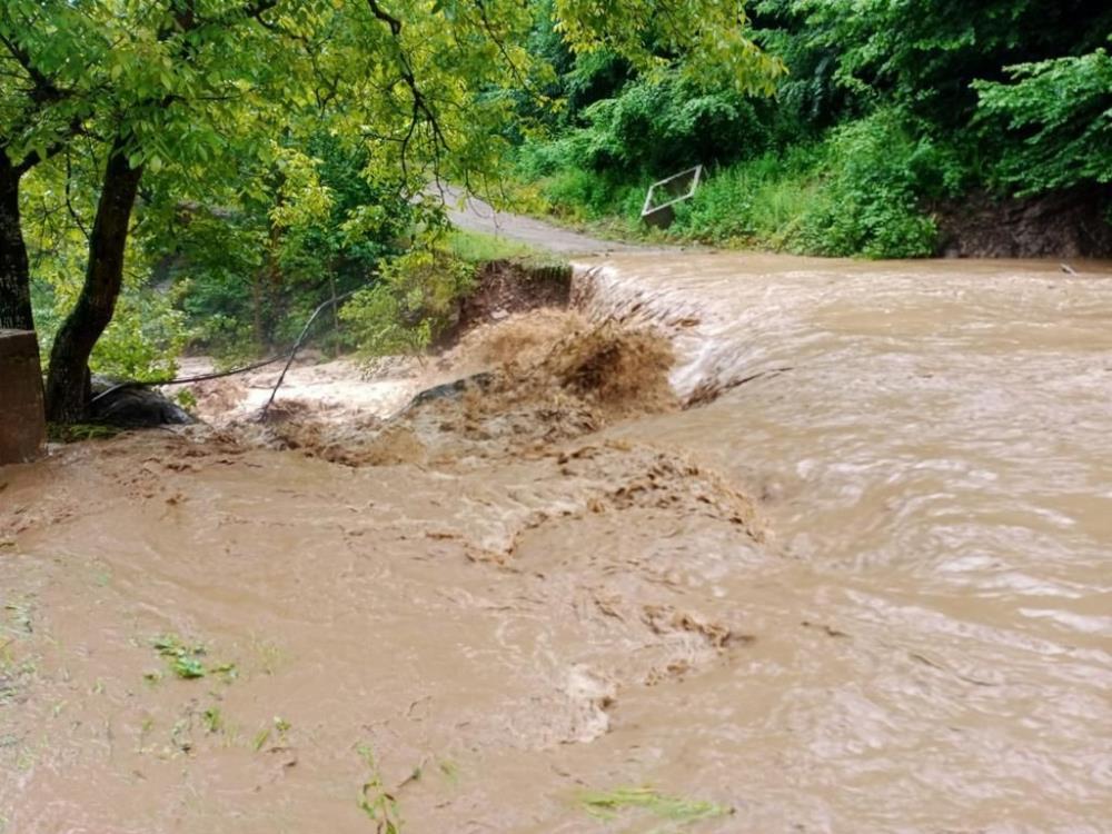 saganak-sele-neden-oldu-yol-ulasima-kapandi.jpg