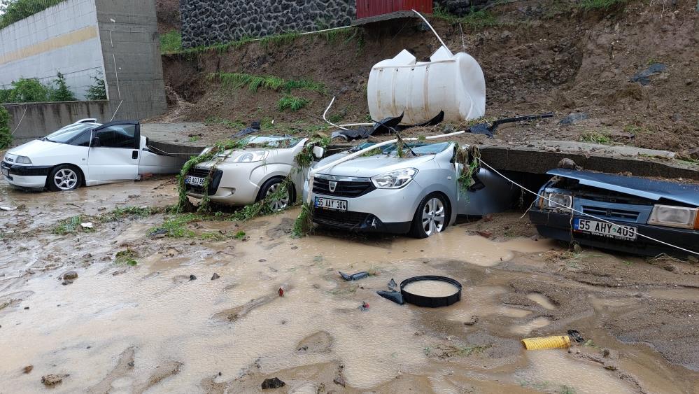 sel-sulari-duvari-devirdi-5-otomobil-hurdaya-dondu.jpg