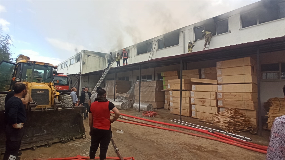 mobilya-fabrikasinda-yangin-cok-sayida-ekip-mudahale-ediyor-003.jpg
