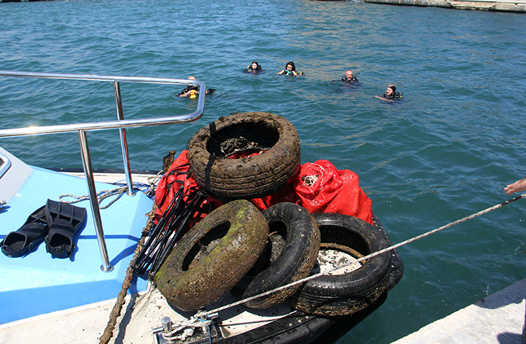 dalgiclar-deniz-dibi-temizligi-yapti-cikan-atiklar-herkesi-sasirtti-001.jpg