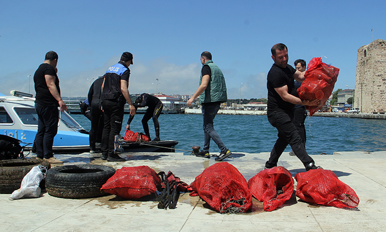 dalgiclar-deniz-dibi-temizligi-yapti-cikan-atiklar-herkesi-sasirtti-002.jpg
