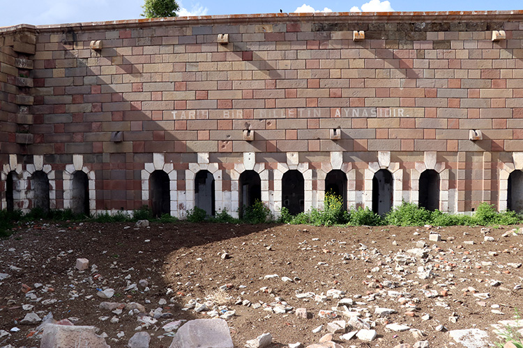 defineciler-osmanli-doneminden-kalan-tabyayi-tahrip-etti-003.jpg