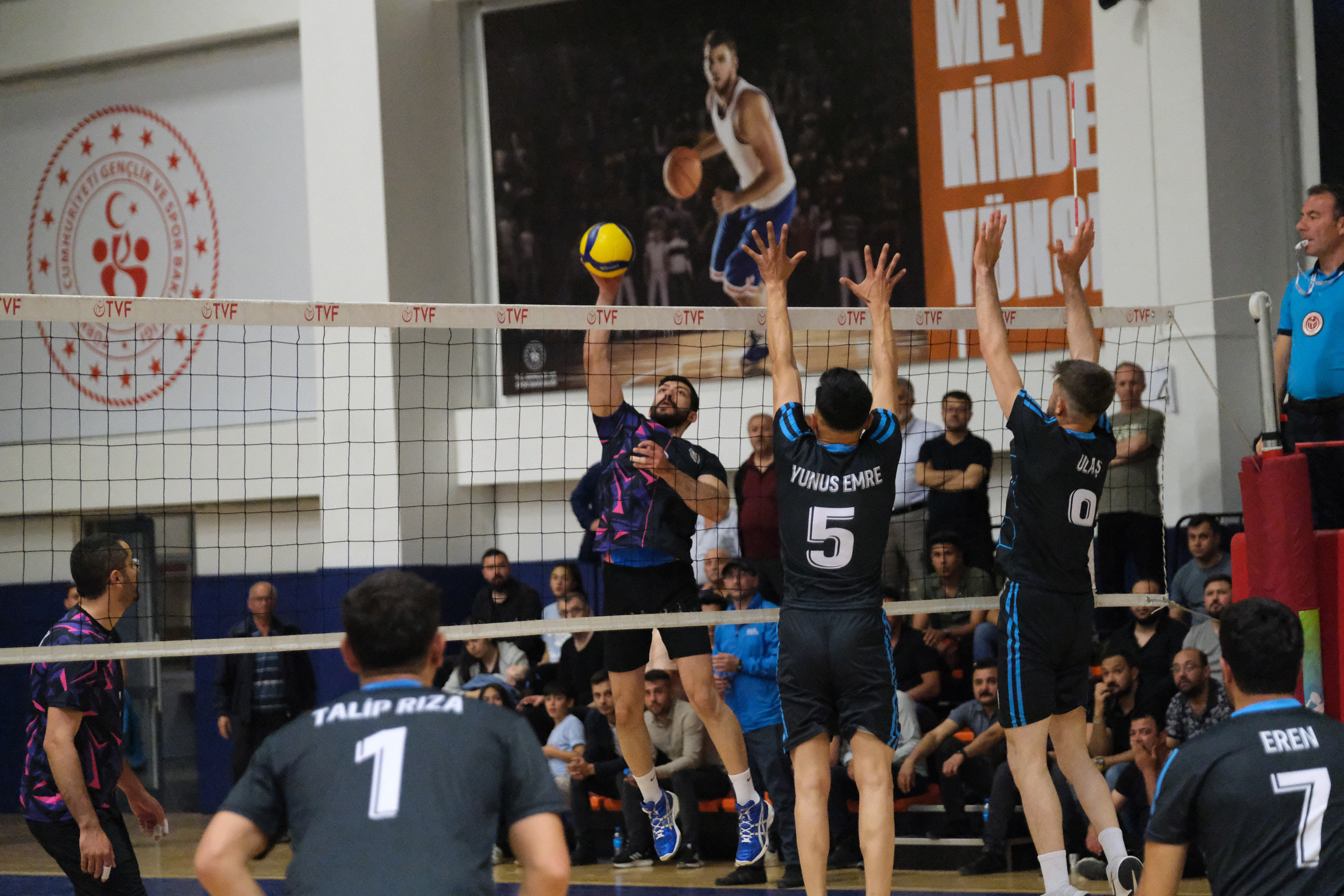 konyadaki-voleybol-turnuvasinda-sampiyon-cumra-oldu-001.jpg