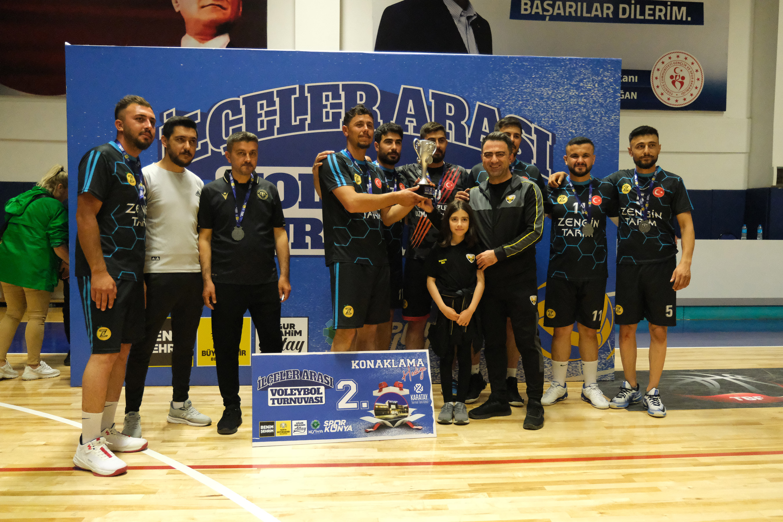 konyadaki-voleybol-turnuvasinda-sampiyon-cumra-oldu-002.jpg