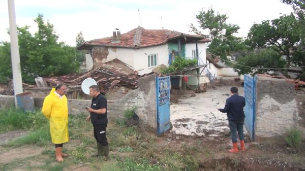 saganak-sele-neden-oldu-ev-coktu-ve-ahirlari-su-basti-003.jpg