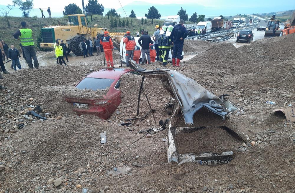 karayolunda-heyelan-iki-arac-toprak-altinda-kaldi-1-olu.jpg