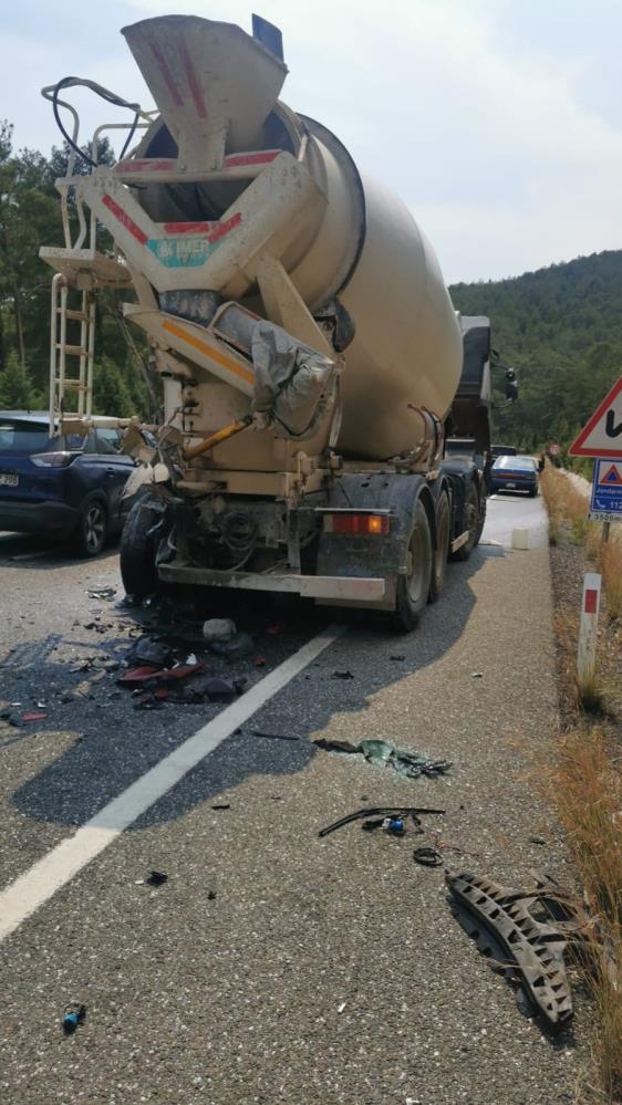 otomobil-ile-beton-mikseri-carpisti-1-olu.jpg