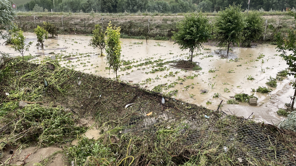 iki-ilimizde-saganak-hayati-olumsuz-etkiliyor-ev-ve-ahirlari-su-basti-003.jpg