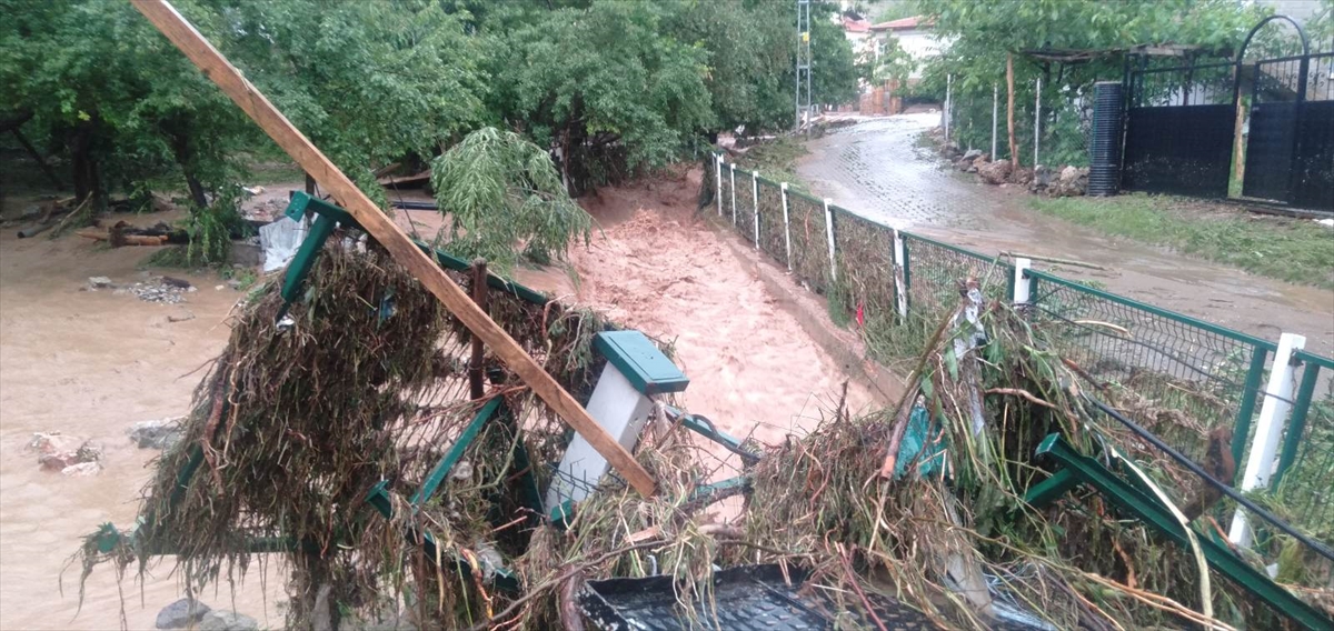 iki-ilimizde-saganak-hayati-olumsuz-etkiliyor-ev-ve-ahirlari-su-basti.jpg