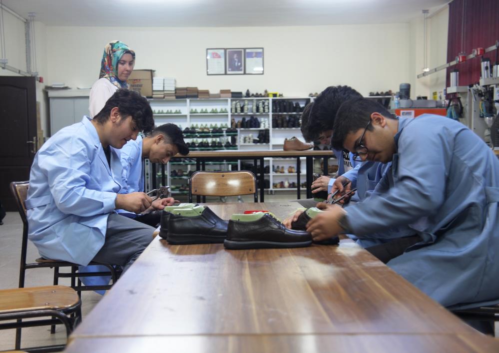 turkiyenin-onemli-ayakkabi-uretim-merkezlerinden-biri-olan-konyada-aykent-mesleki-ve-teknik-anadolu-lisesi-sektorun-ara-eleman-ihtiyacini-karsiliyor-ogrenciler-modern-atolyelerde-meslegi-uygulamali-olarak-ogreniyor-kolaylikla-is-sahibi-olabiliyor-002.jpg
