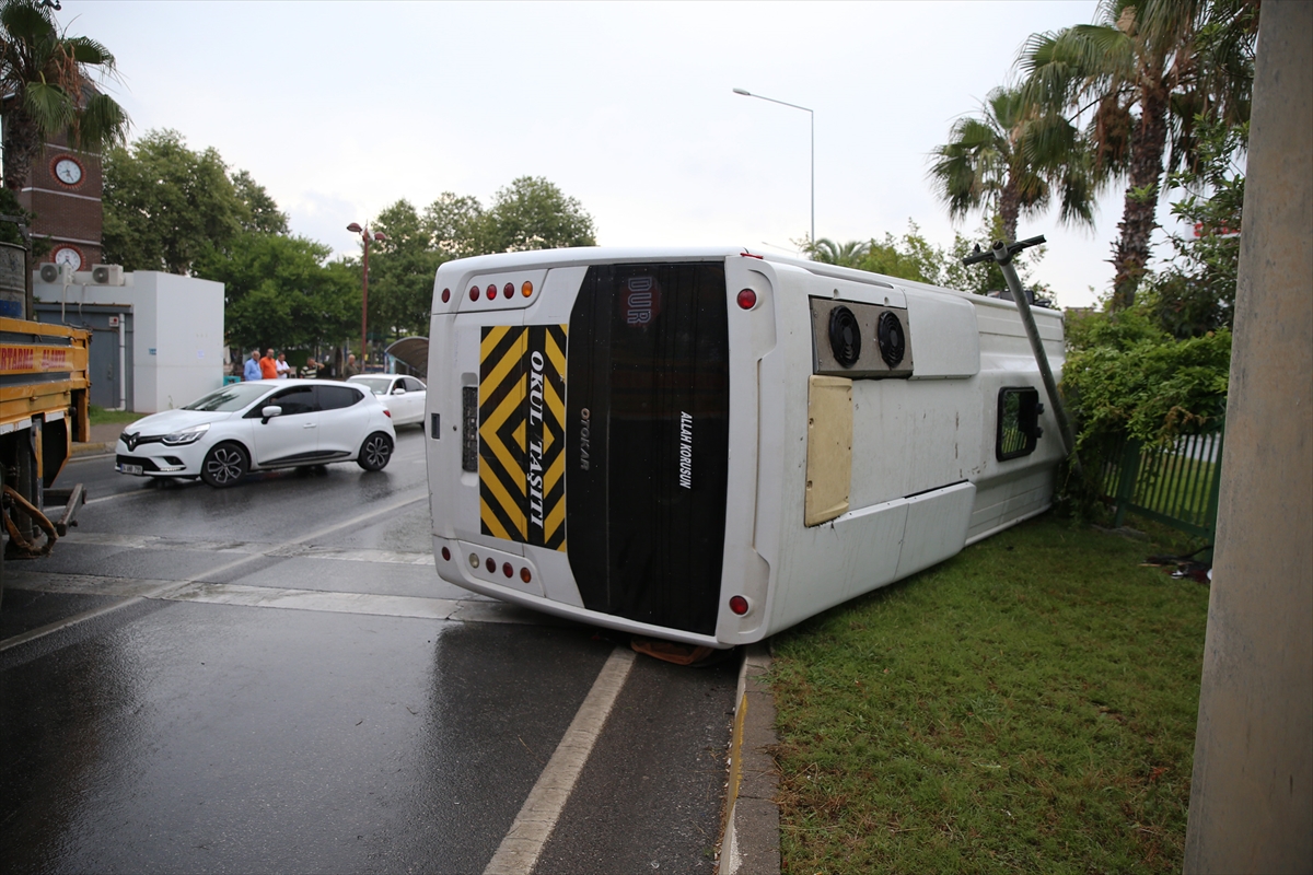 otel-calisanlarini-tasiyan-midibus-devrildi-13-yarali-001.jpg