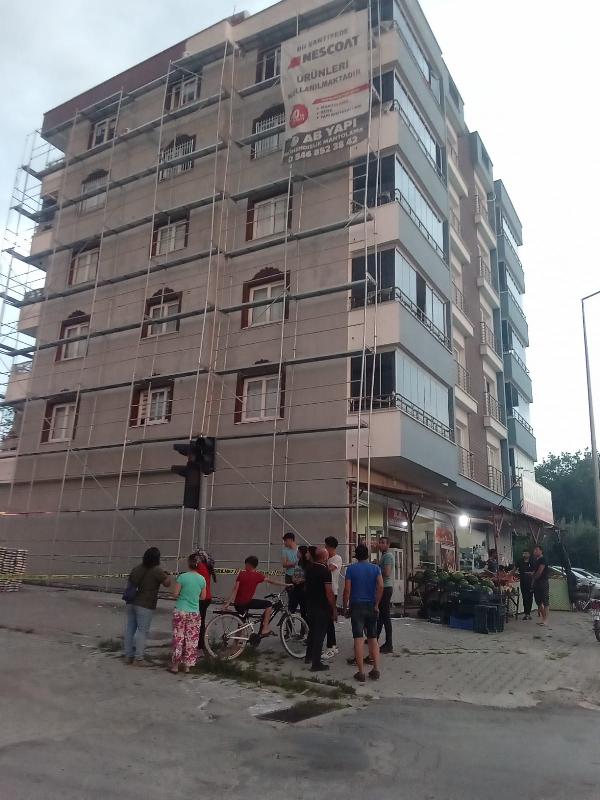 depremde-zarar-goren-apartmanda-siva-yapan-isci-5-kattan-dusup-oldu.jpg