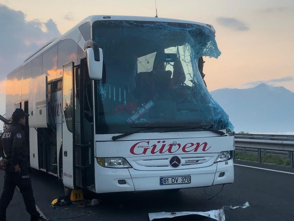 konya-plakali-tir-yolcu-otobusu-ile-carpisti-2-olu-20-yarali-003.jpg