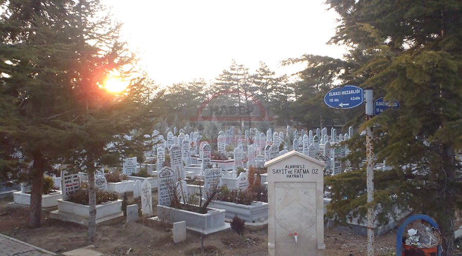 konya-elmaci-mezarligi-sahibinden-satiliga-cikarildi-001.jpg