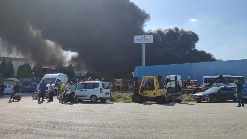 son-dakika-osbdeki-geri-donusum-fabrikasinda-yangin-001.jpg