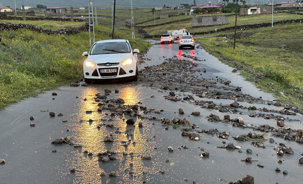yagmur-bir-koyu-bu-hale-getirdi-003.jpg