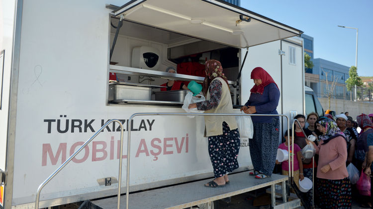 deprem-bolgesinde-kizilayin-yemek-dagitimi-devam-ediyor.jpg