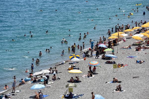 hava-isindi-tatil-basladi-antalya-sahilleri-doldu.jpg