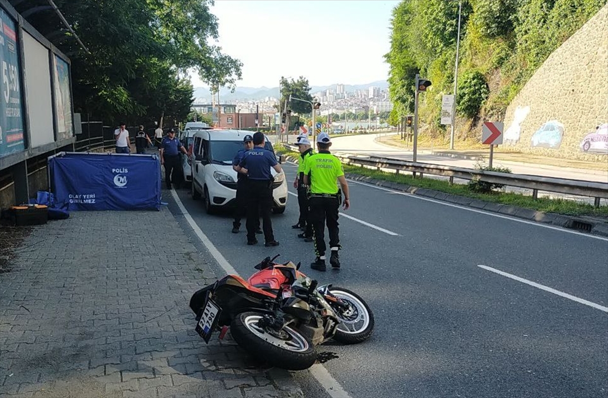 motosiklet-ile-kaldirima-carpan-genc-kiz-hayatini-kaybetti.jpg