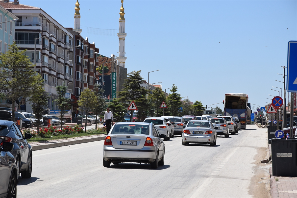 tatilci-yogunlugunun-yasandigi-konya-ankara-yolunda-son-durum-001.jpg