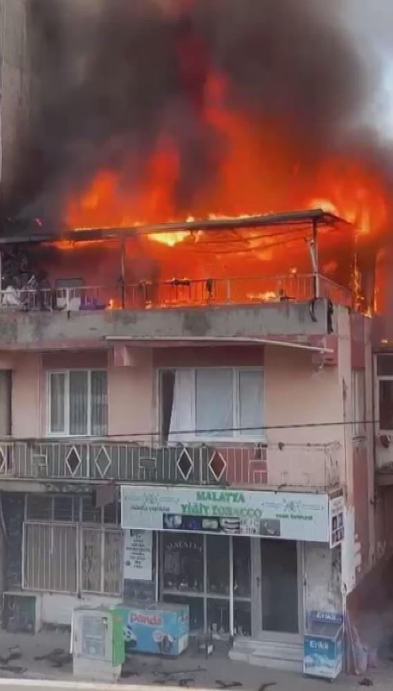 iki-katli-binada-korkutan-yangin.jpg