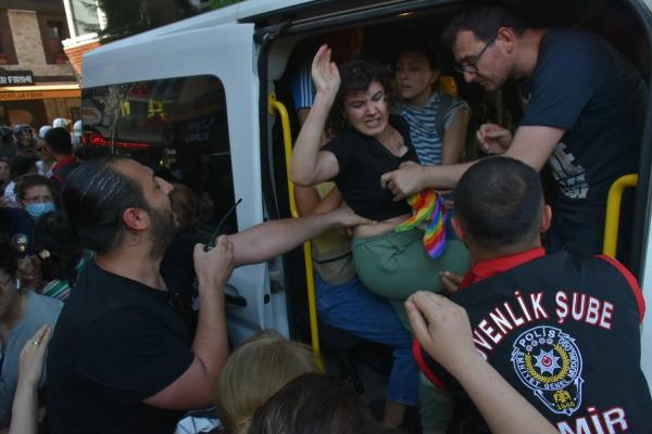 lgbtlilerin-yuruyusune-polis-mudahalesi-cok-sayida-gozalti-var.jpg