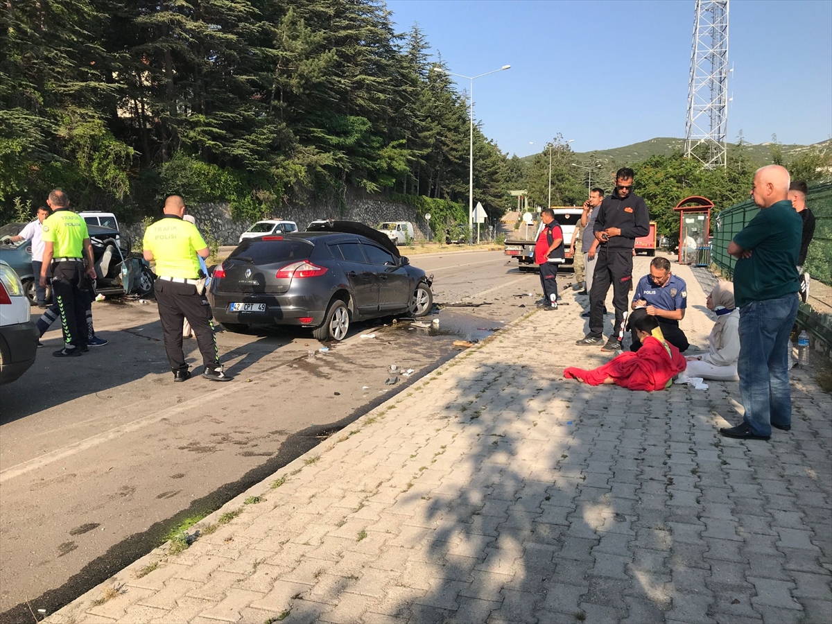 biri-konya-plakali-2-otomobil-carpisti-olu-ve-yaralilar-var-002.jpg