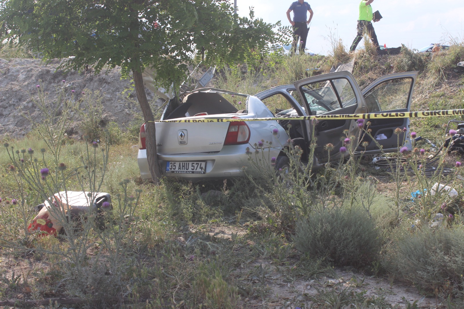 2023/06/29/konyada-bir-aileyi-parcalayan-kaza-araba-bu-hale-geldi-002.jpeg
