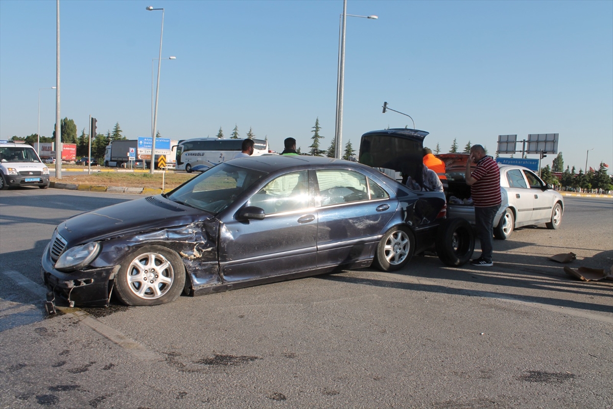 konya-yolunda-hafif-ticari-arac-ile-otomobil-carpisti-10-yarali.jpg