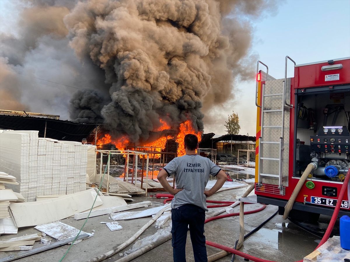 yalitim-fabrikasinda-yangin-cok-sayida-ekip-mudahale-ediyor.jpg