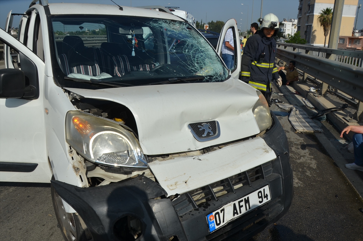 hafif-ticari-arac-ile-otomobil-carpisti-1-olu-4-yarali-003.jpg