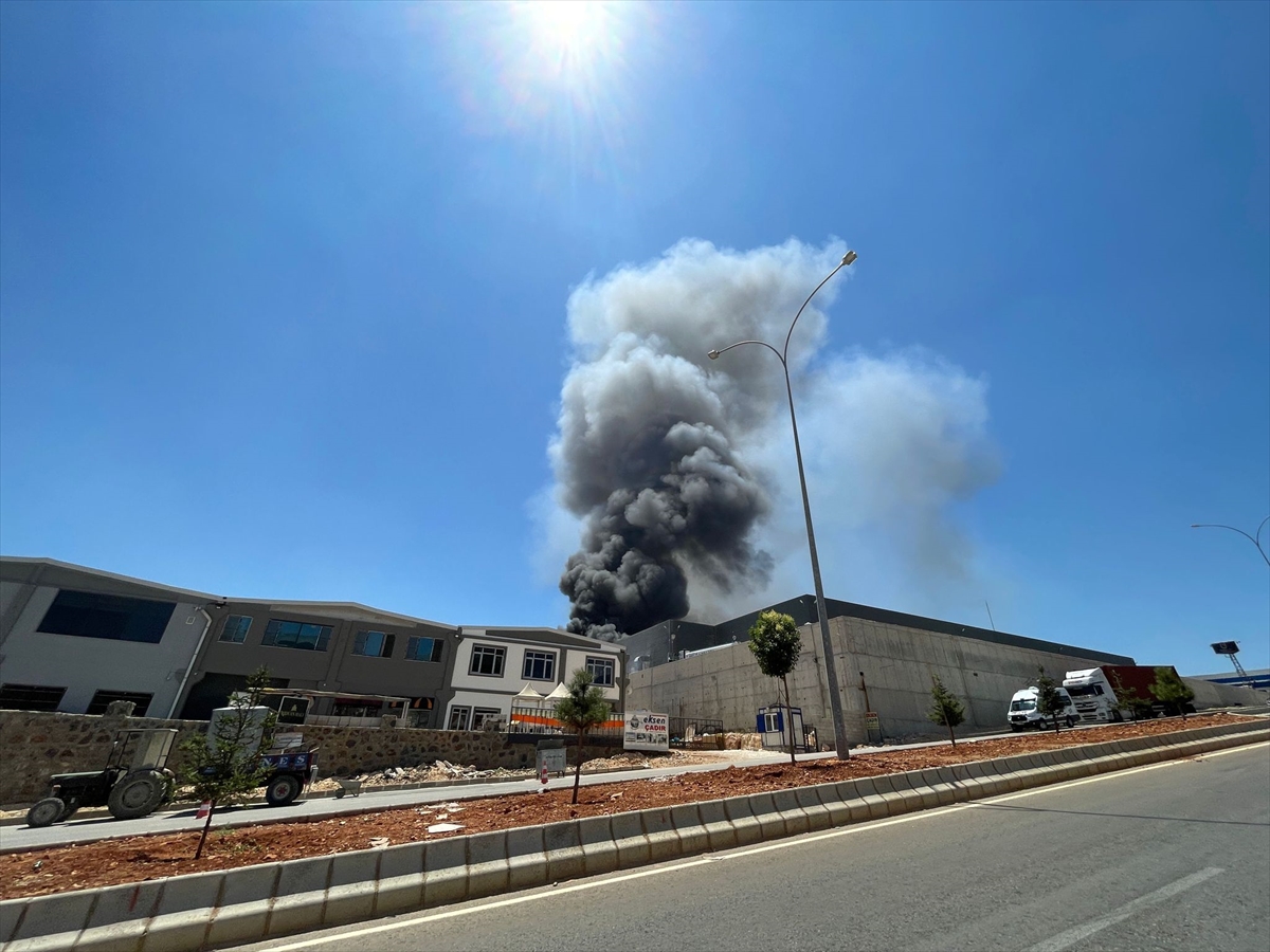 son-dakika-osbde-fabrika-yangini-cok-sayida-ekip-mudahale-ediyor.jpg