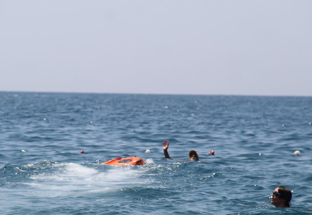 dunyaca-unlu-plajda-cankurtaran-robotlar-gorev-basinda-002.jpg