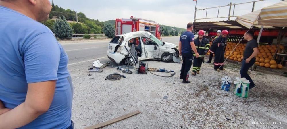 karsi-seride-gecen-otomobil-kamyonetle-carpisti-1-olu-3-yarali-001.jpg