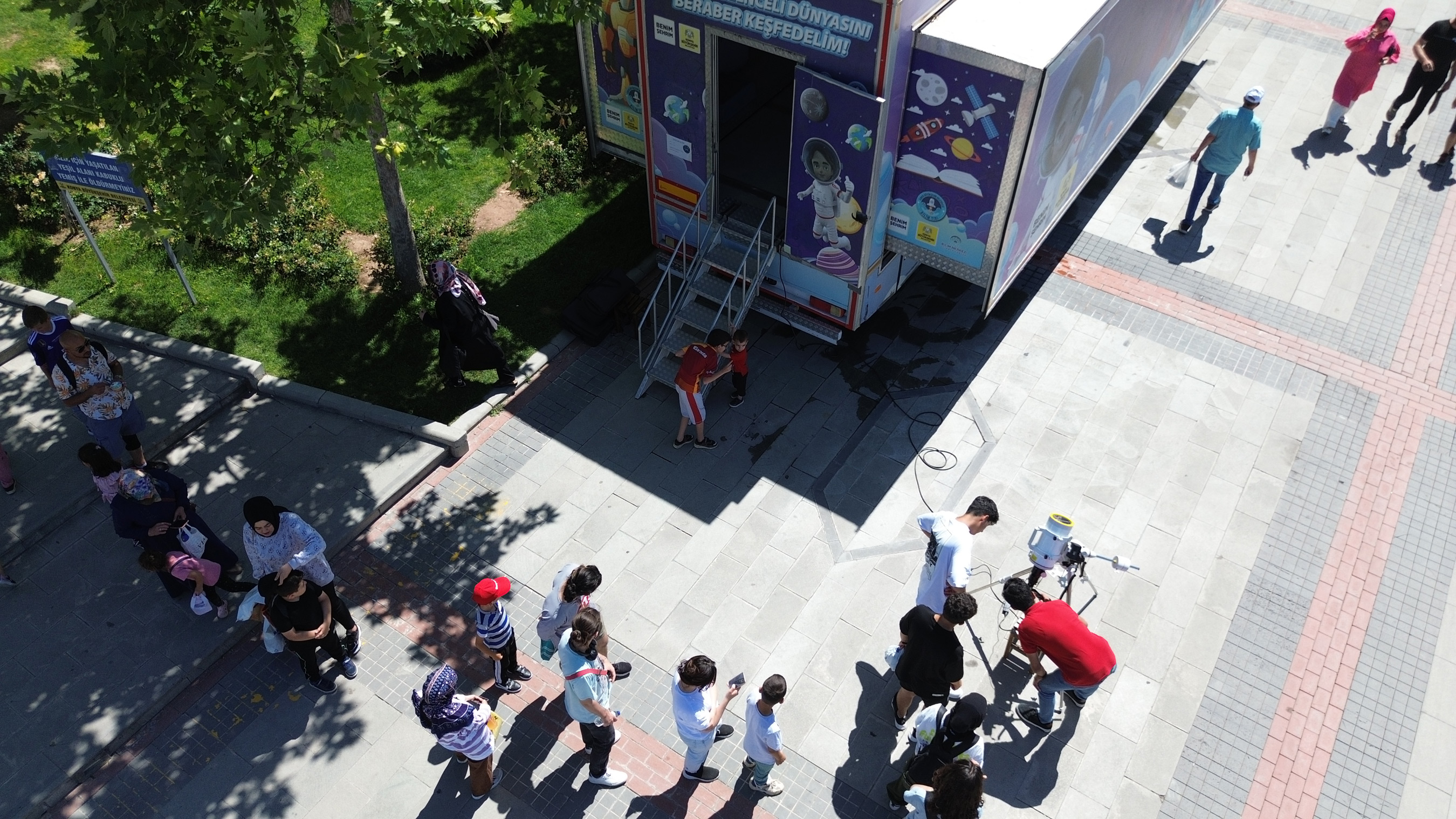 konyada-cocuklar-bilim-tiri-ile-hem-egleniyor-hem-de-ogreniyor-002.jpg