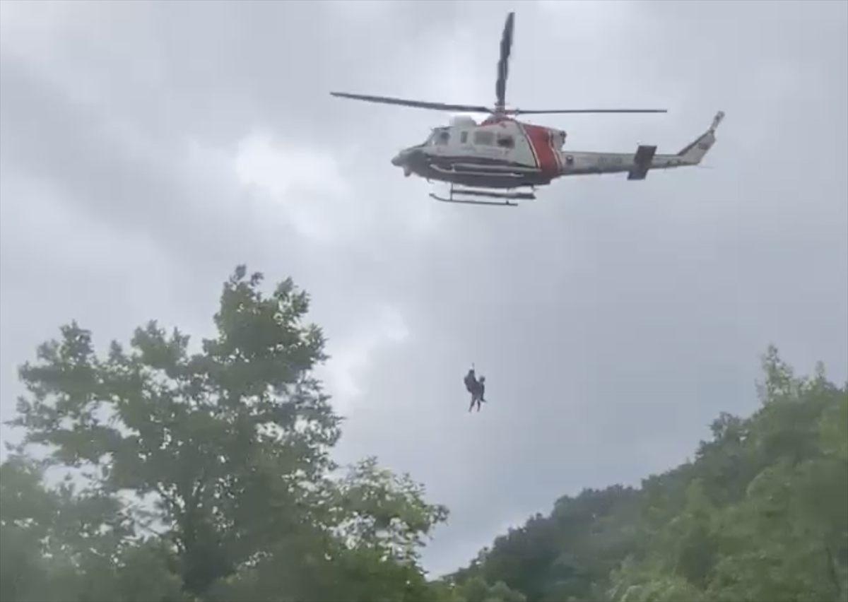 selde-mahsur-kalan-2-kisinin-helikopterle-kurtarildigi-anlar-kamerada-001.jpg