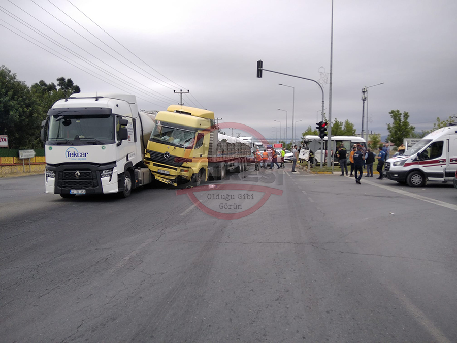 son-dakika-konyada-2-tir-ve-minibusun-de-karistigi-zincirleme-kaza-002.jpg