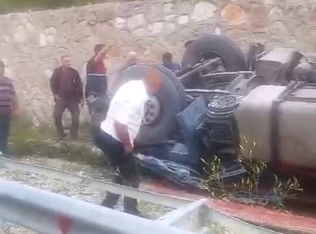 konyaya-gelen-tir-devrildi-surucu-oldu.jpg