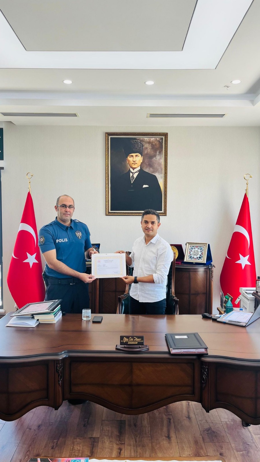 konyada-ilcenin-kahramani-olan-polise-odul.jpeg