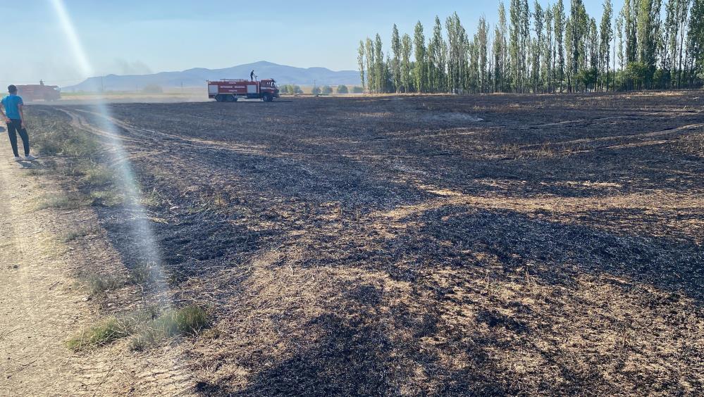 konyada-cikan-yangin-7-dekarlik-arpa-tarlasini-kul-etti-003.jpg