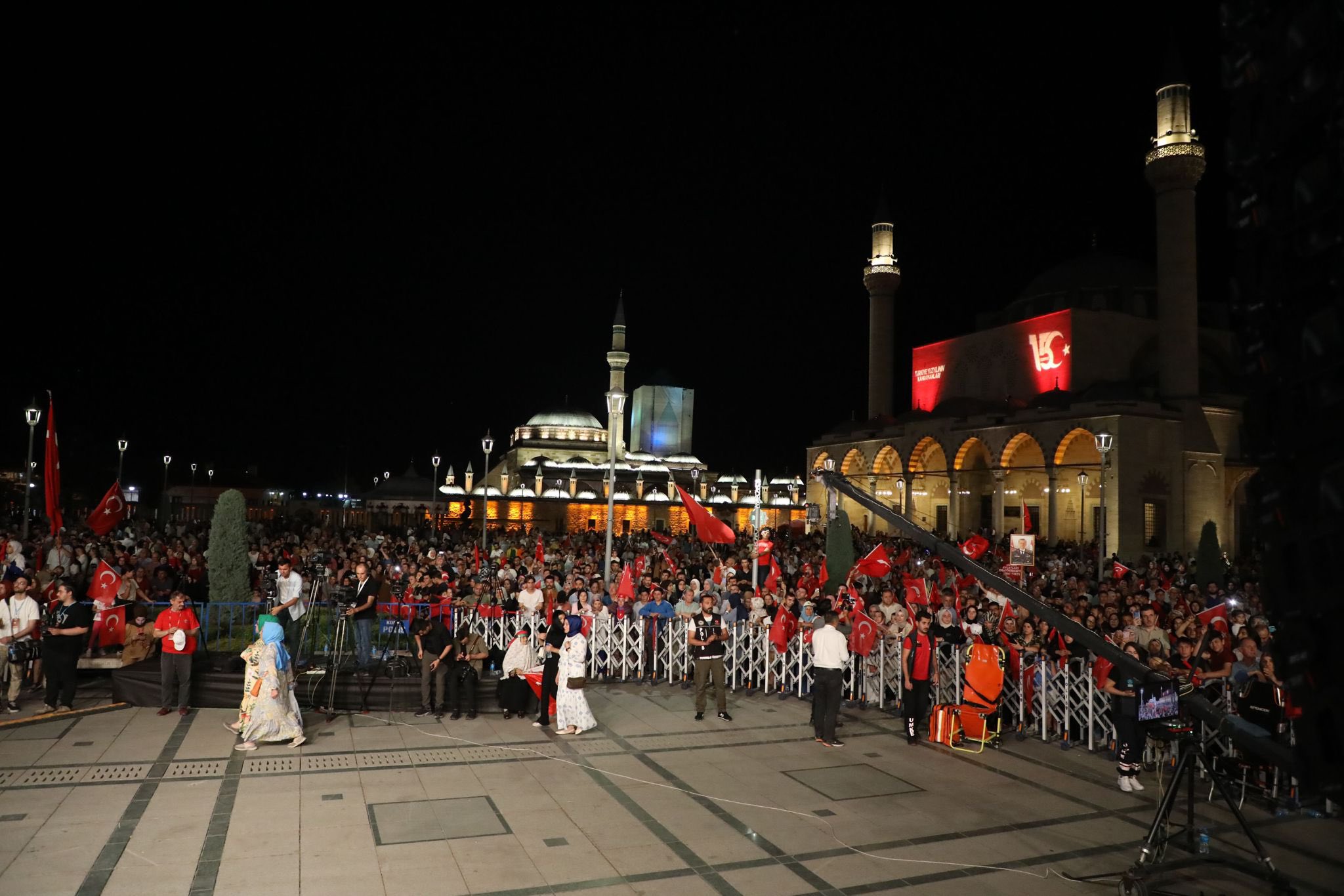 15-temmuzun-7-yilinda-konyalilar-mevlana-meydanini-doldurdu.jpeg