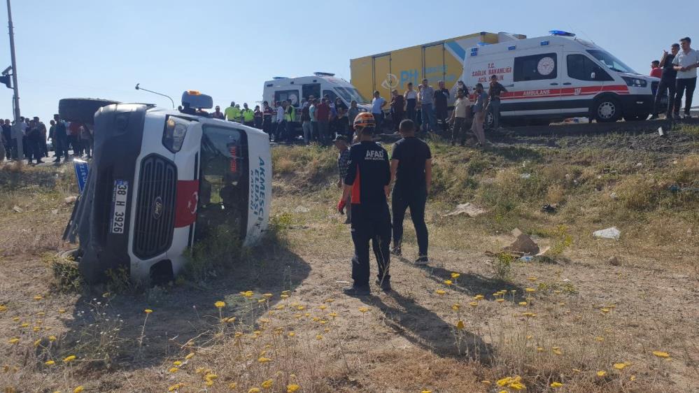 yolcu-minibusu-ile-kamyon-carpisti-12-yarali.jpg