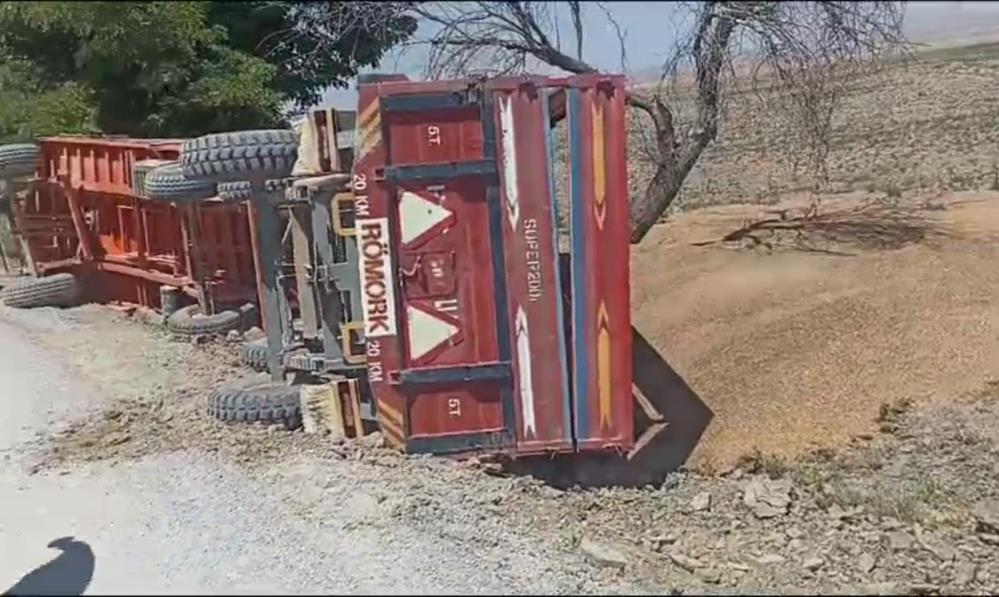 konyada-traktore-bagli-romorklar-devrildi-20-ton-mercimek-yola-sacildi.jpg