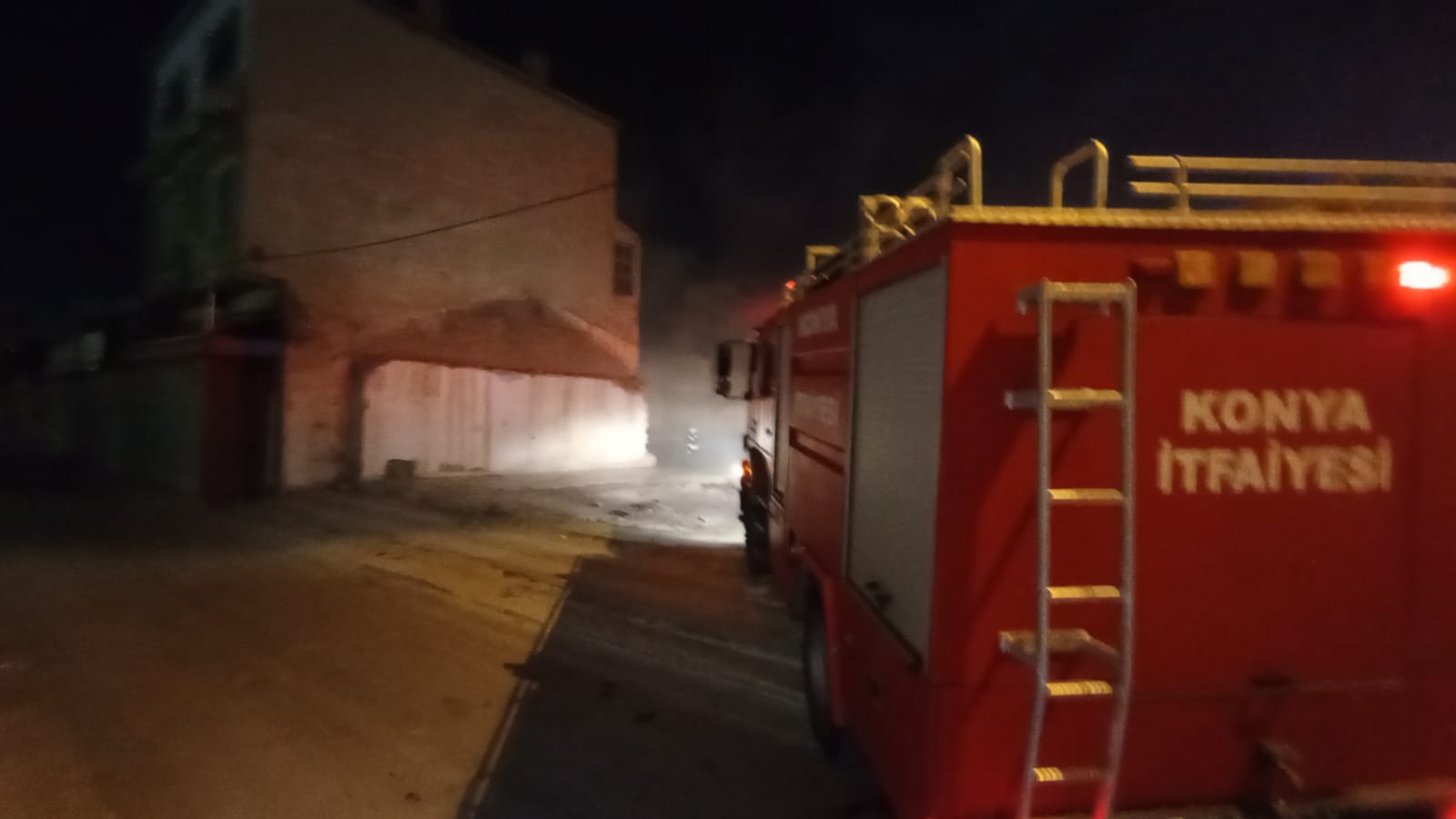 konyada-ekipleri-alarma-geciren-yangin-001.jpeg