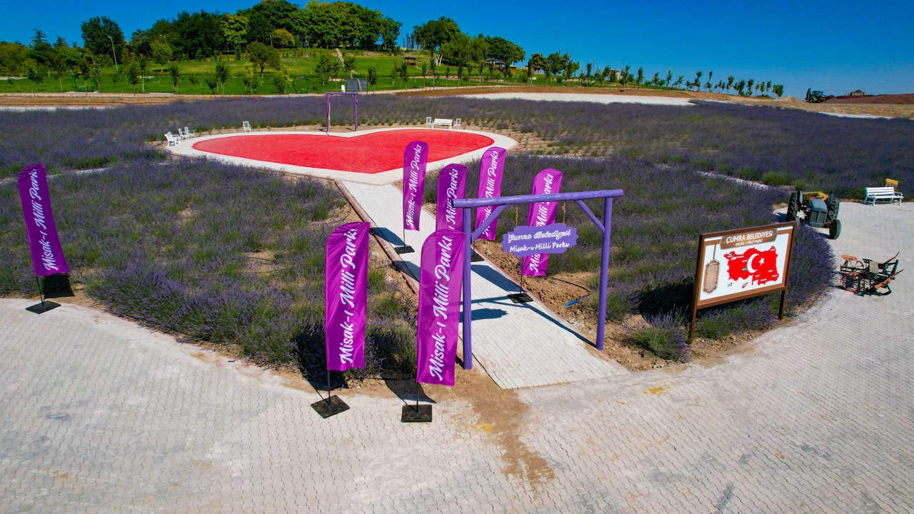 konyanin-misak-i-milli-haritali-lavanta-bahcesi-ziyarete-acildi.jpg