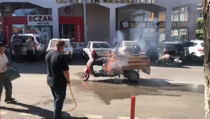 konyada-alev-alev-yanan-motosiklete-hortumla-mudahale.jpg