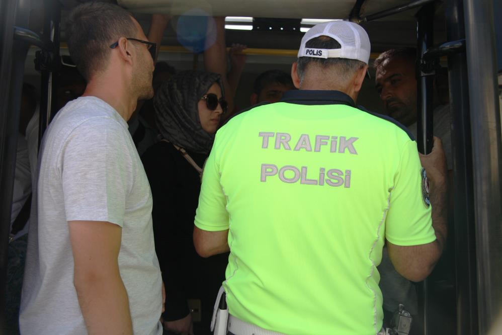 konyada-minibus-suruculerine-polis-yolcu-surprizi-ceza-yazildi-002.jpg